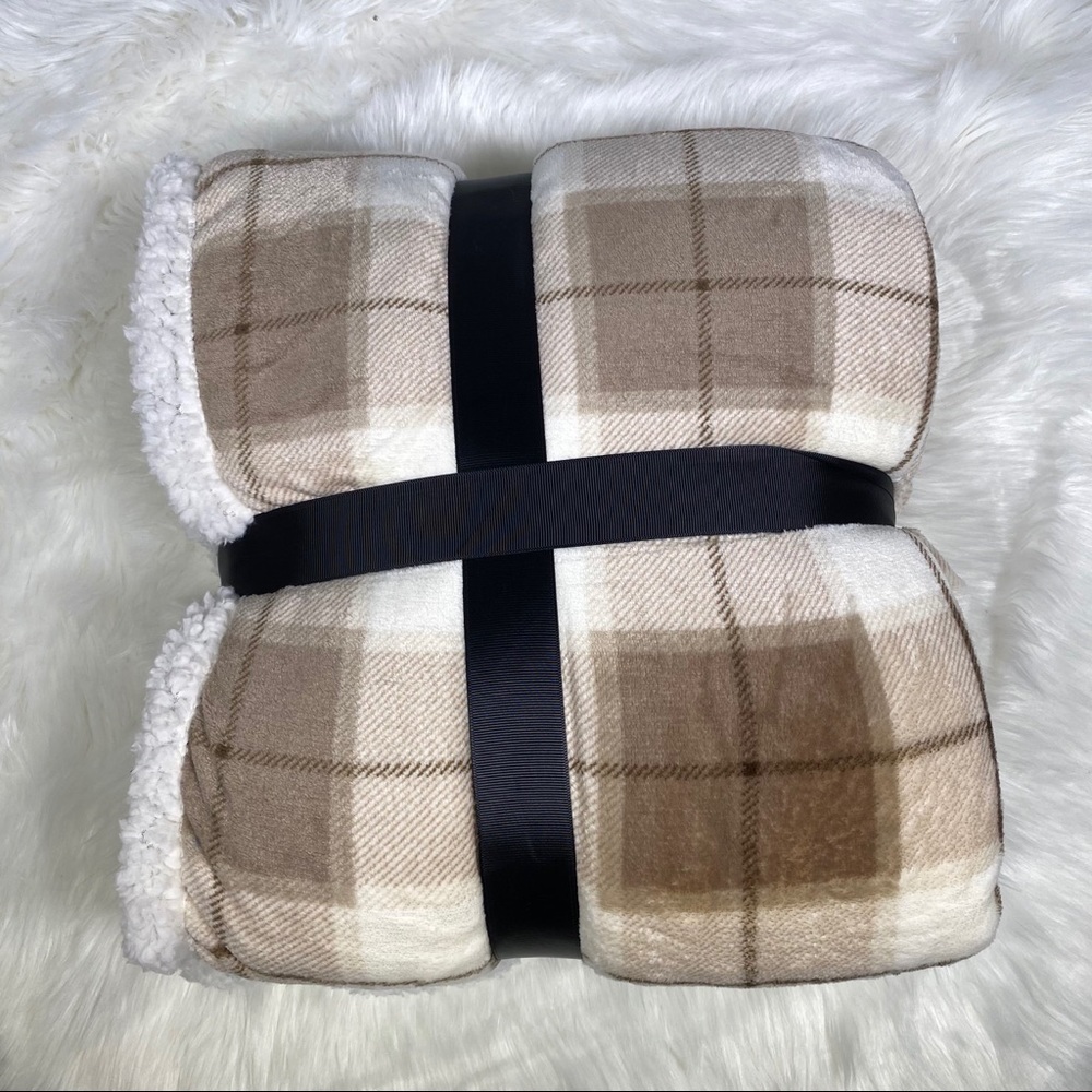 ✨SALE✨Tan Plaid Micromink Sherpa Throw - Picture 2 of 3